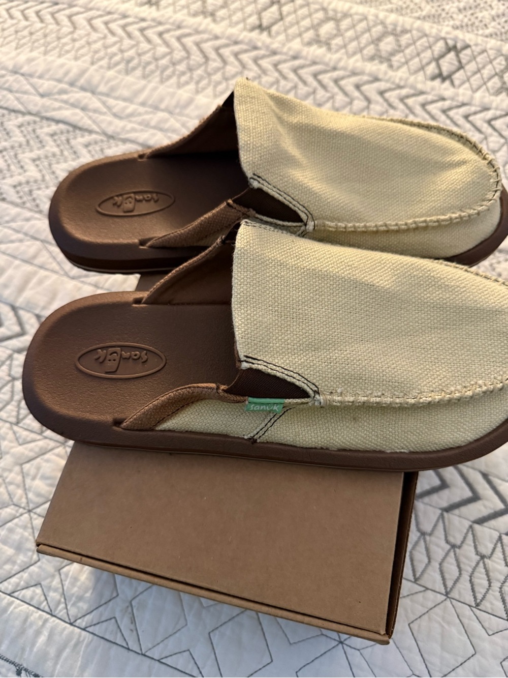 Sanuk Men’s Canvas Slip-On Loafers in Cream and Brown Footbed - Picture 4 of 5